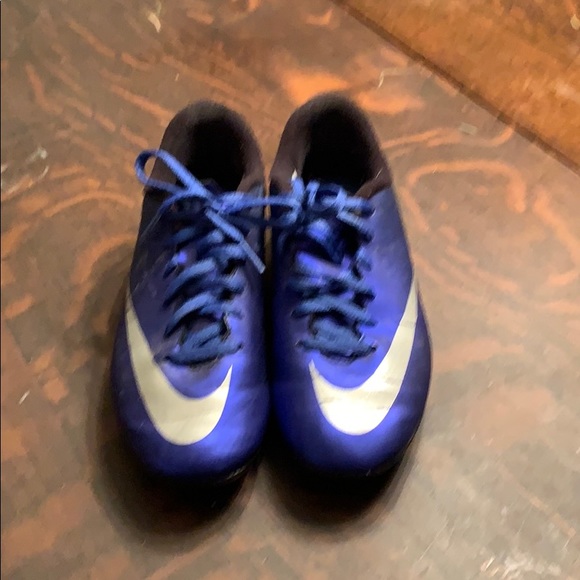 Nike soccer shoes - Picture 2 of 4